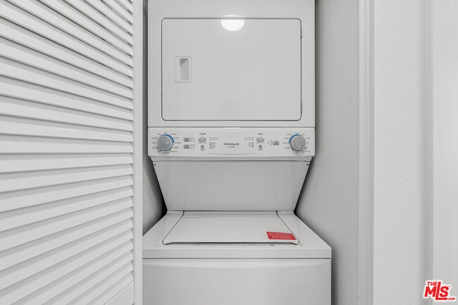 Building Photo - 10824 Blix St