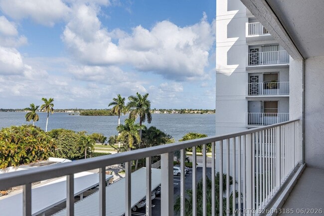 Building Photo - 3901 S Flagler Dr