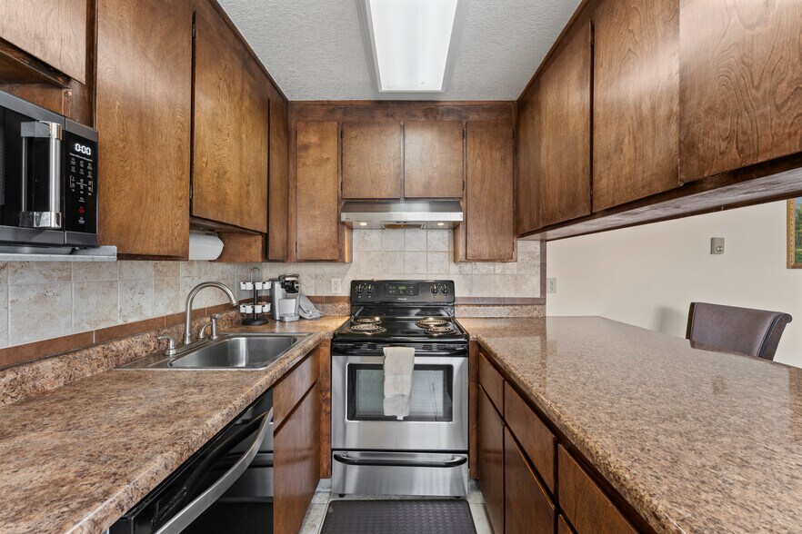 Building Photo - 2011 S Main St