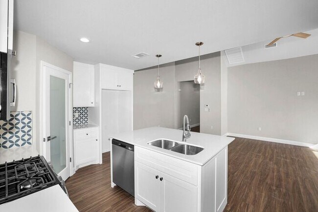 Building Photo - 7628 Woodford Ave