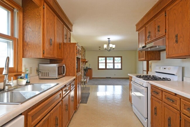 Building Photo - Spacious 3 bed, 2 bath rental in Bloomingt...