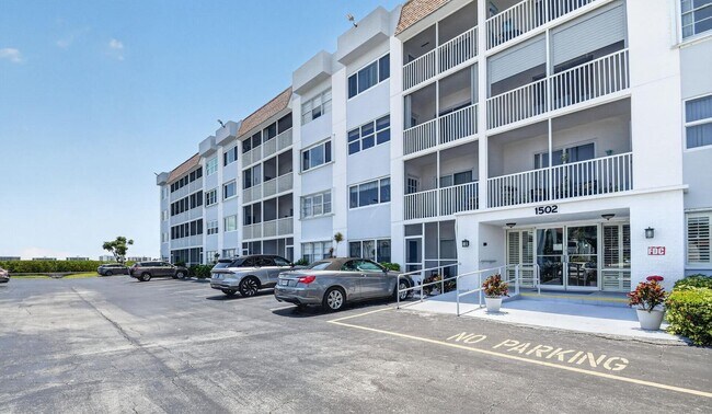 Building Photo - 1502 S Lakeside Dr