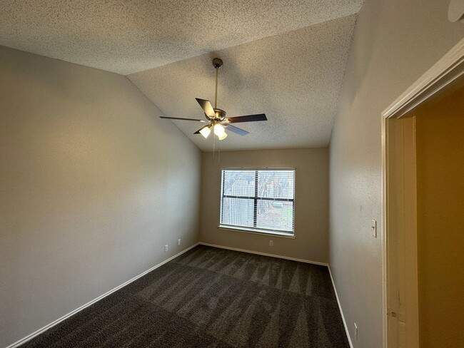 Building Photo - CUTE 3 BEDROOM 2 BATH IN NORTHSIDE ISD