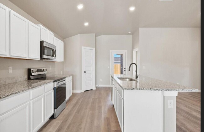 Building Photo - PRE LEASING NOW - AVAILABLE 7/14