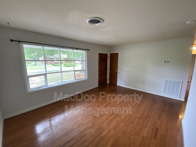 Building Photo - 304 Stratford Ave