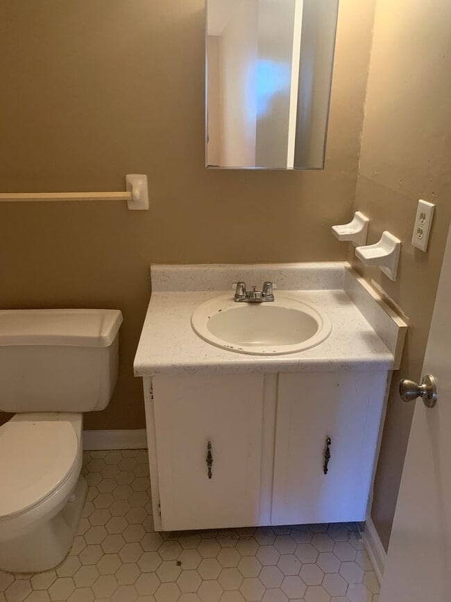 Building Photo - GREAT DUPLEX AVAILABLE NOW