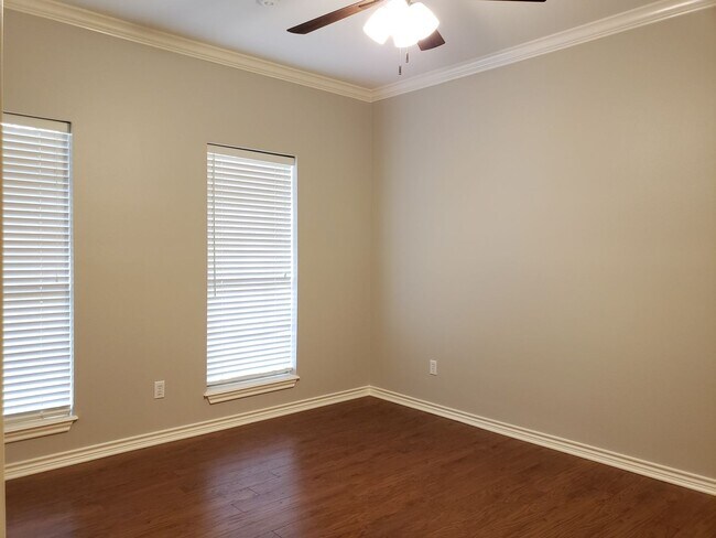 Building Photo - 3106 Lake Forest Dr