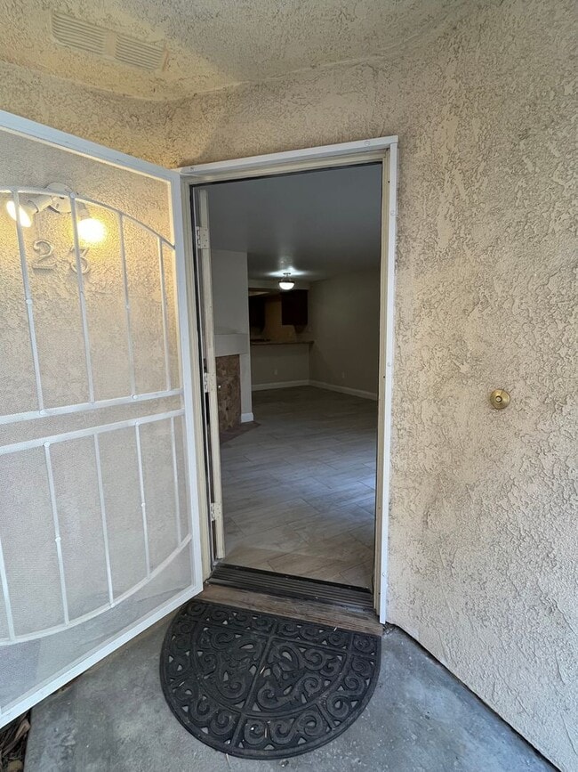 Building Photo - BEAUTIFULLY UPGRADED 1 STORY CONDO