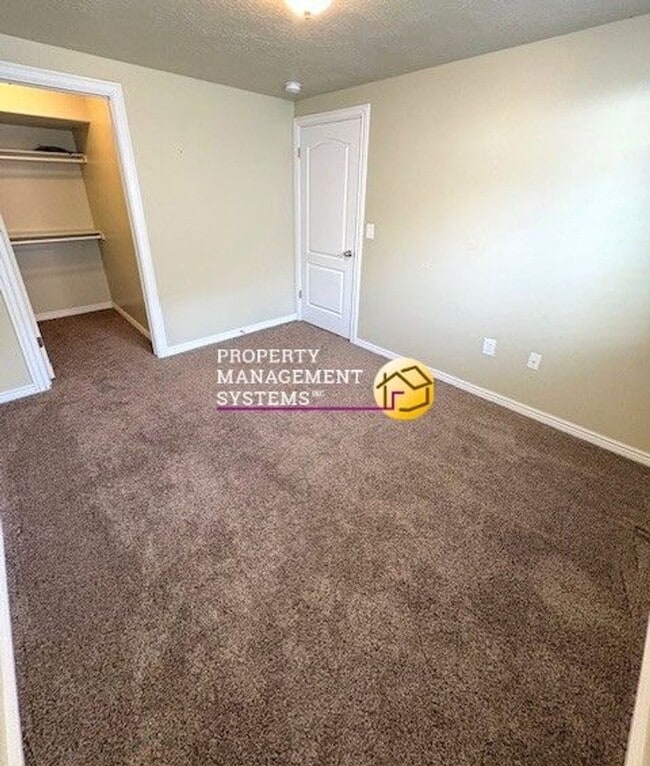 Building Photo - 3 Bedroom Townhome in Layton!