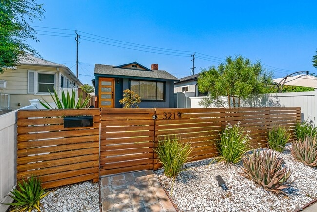 Primary Photo - Move-in ready Magnolia Park gem — modern f...