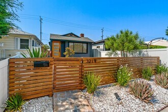 Building Photo - Move-in ready Magnolia Park gem — modern f...