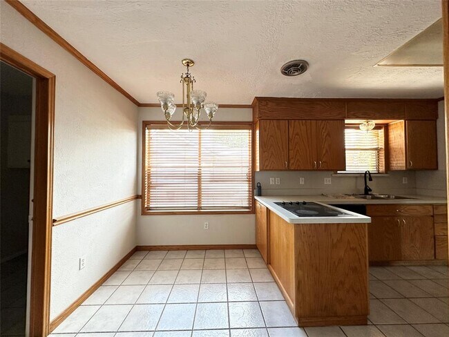 Building Photo - 6102 Howland Ct