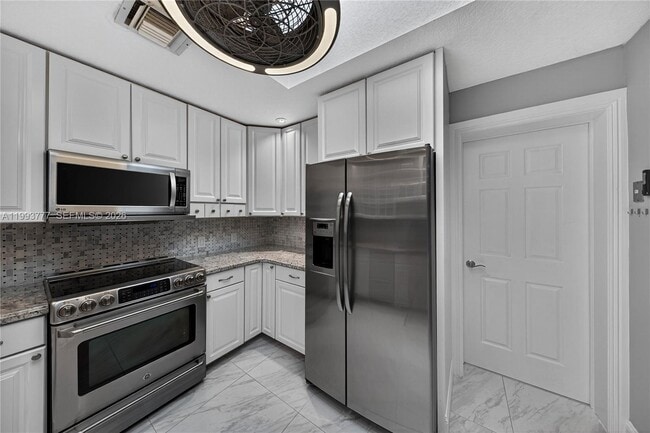 Building Photo - 2801 Coral Shores Dr