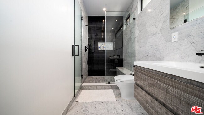 Building Photo - 2435 Penmar Ave