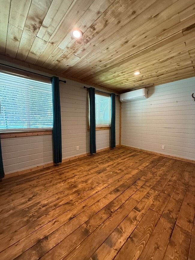 Building Photo - Beautiful 2 bedroom, 2.5 bath POOL home!!!!
