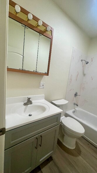 Building Photo - 566 53rd St