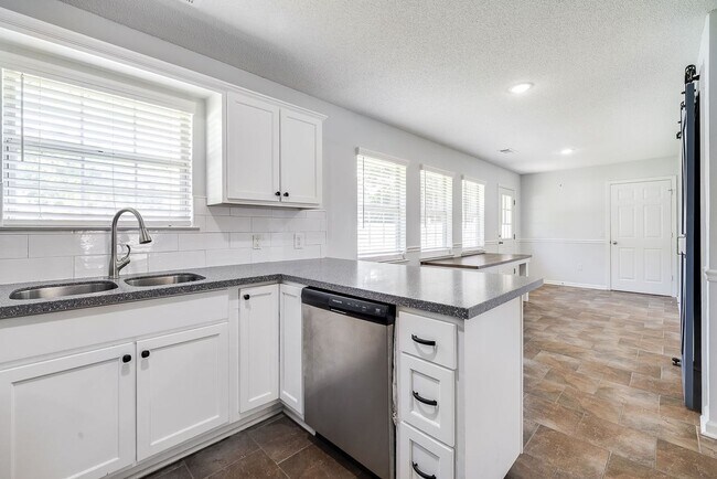Building Photo - Updated 3BR Home with Fenced Yard in the H...