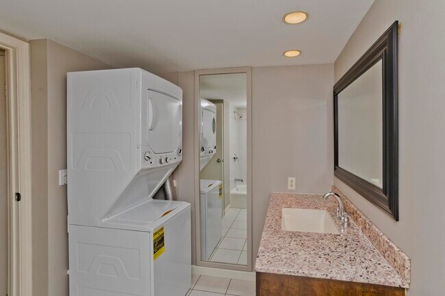 Building Photo - 40 Yorktown Dr