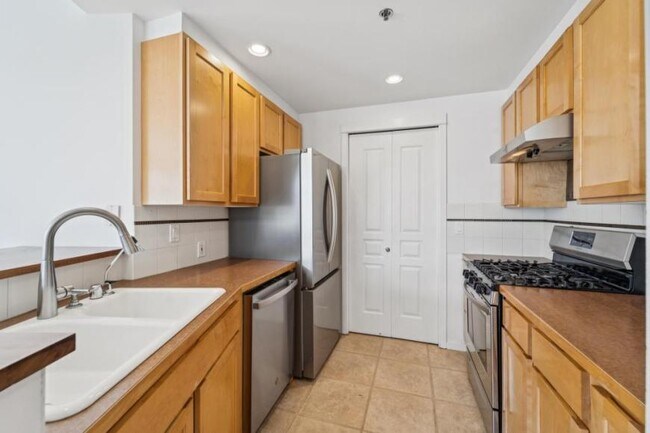 Building Photo - 2 bedroom in Seattle WA 98121