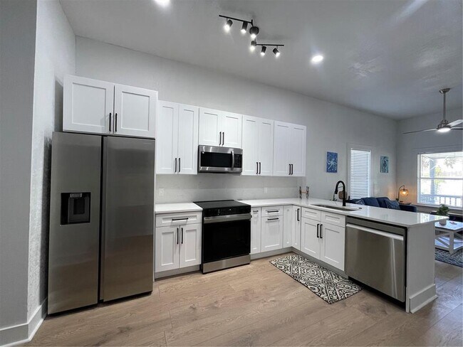 Building Photo - 1106 W La Salle St