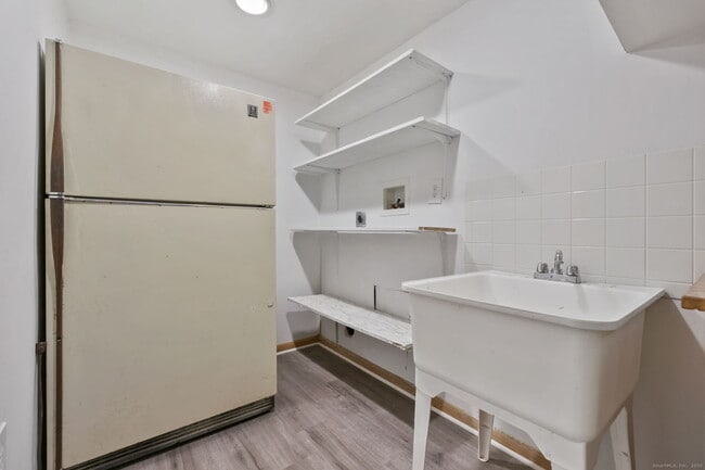 Building Photo - 53 Midbrook Ln