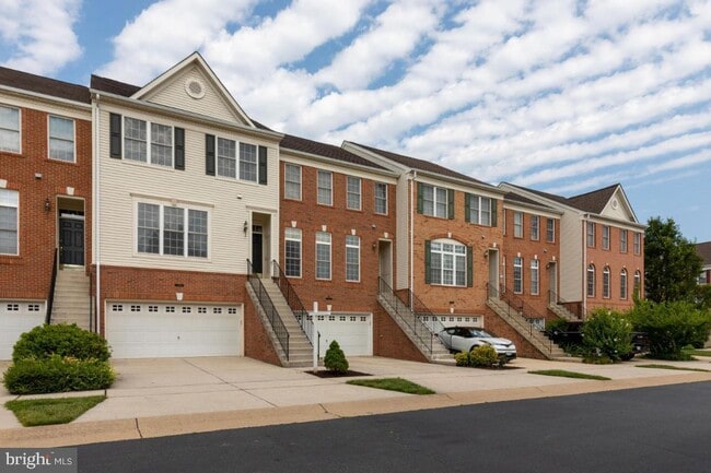 Building Photo - Spacious 3-level townhome with a 2-car garage in the desirable South Riding community.
