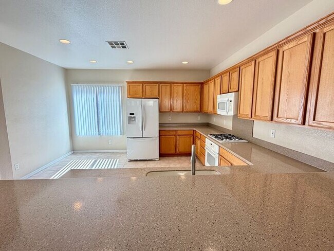 Building Photo - Carry Over Showing: This property has been shown before and will be rented to the first most qual...