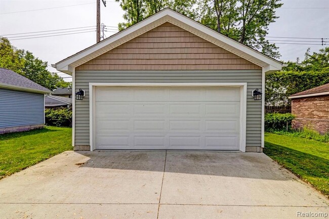Building Photo - 534 E Brickley Ave