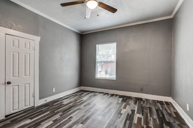 Building Photo - Single-Family Home Available!