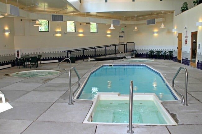 Building Photo - Treehouse Condo- 2 Bedroom/2 Bath Unit with Wifi & Clubhouse