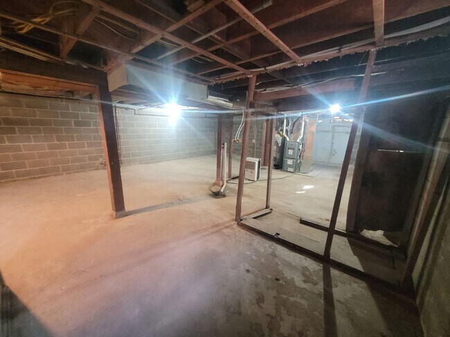 Building Photo - Recently Renovated 2 Bedroom, 1 Bathroom Home with Garage