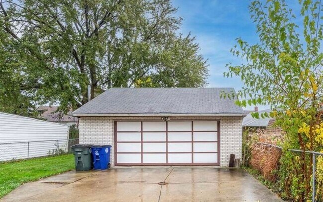 Building Photo - Beautiful spacious cape code move in ready!