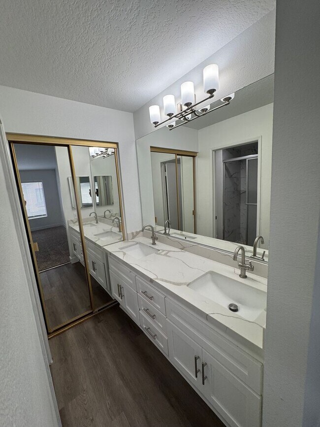 Building Photo - Condo with Amazing Lake View!