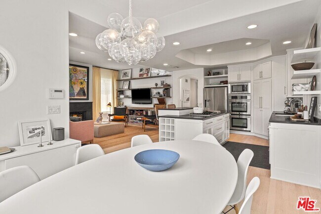 Building Photo - 835 Superba Ave