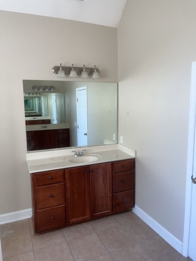 Building Photo - 186 Bristol Way