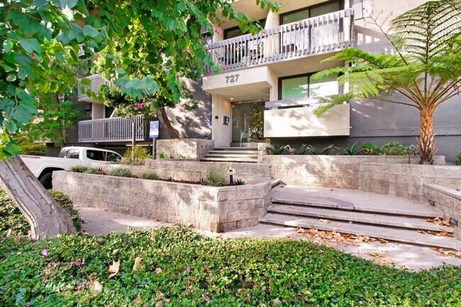 Building Photo - 727 Westbourne