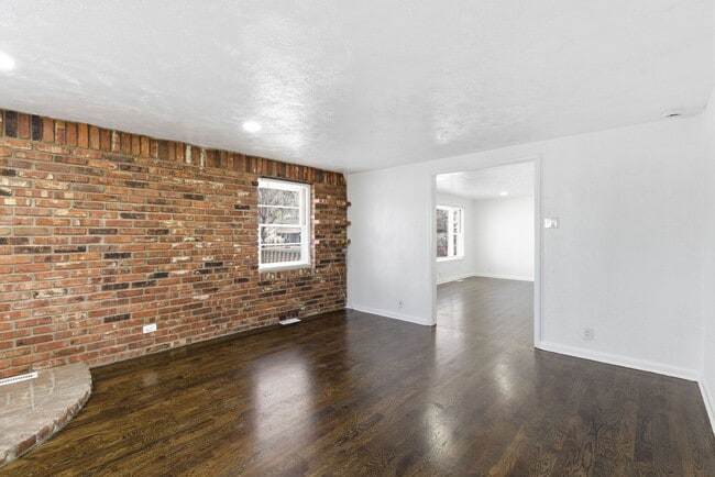 Building Photo - Renovated 3 Bedroom | 2 Full Bath Home