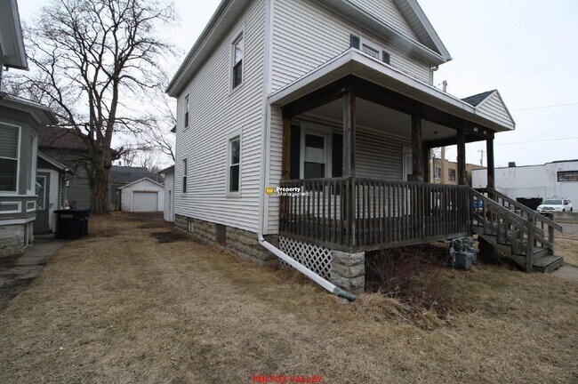 Building Photo - Large 3 - Bedroom Duplex in Oshkosh