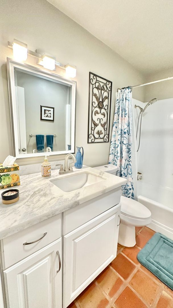 Building Photo - Beautifully Appointed & Fully Furnished, S...