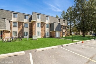 Building Photo - 260 E Court of Shorewood