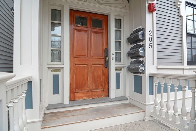 Building Photo - 205 Webster St