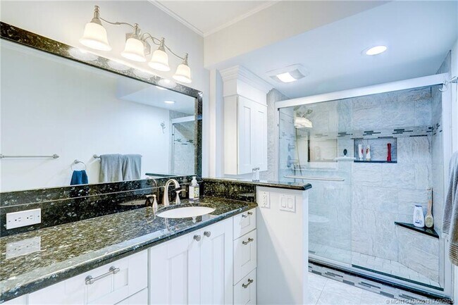 Building Photo - 10 NE Plantation Rd