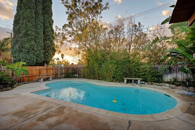 Building Photo - Charming Single-Story Pool Home in Prime Northridge Location