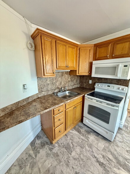 Building Photo - 242 Saratoga St