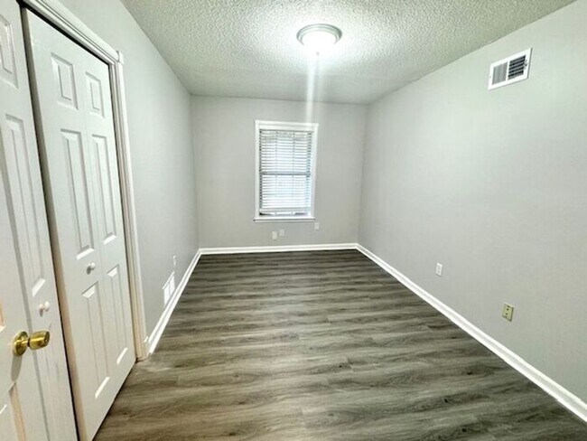 Building Photo - OPEN HOUSE! Renovated Bartlett Home- Highl...