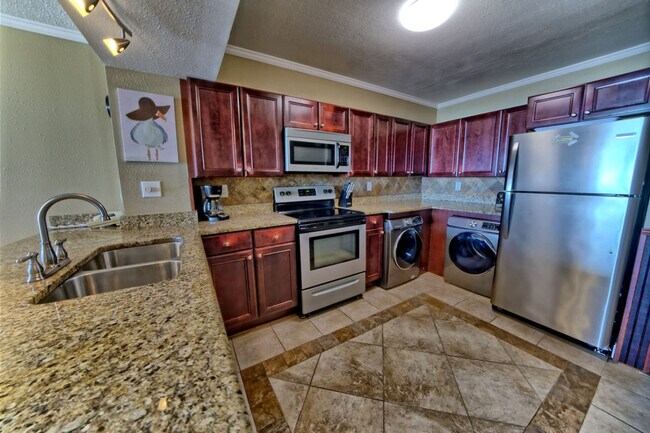 Building Photo - 7205 Thomas Dr