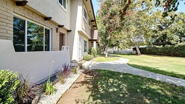 Building Photo - 3BR 1.5BA Townhome with 2 Car Garage, Larg...
