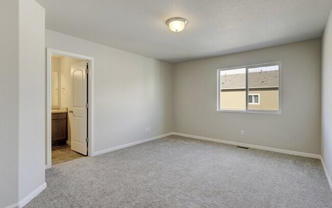 Building Photo - Newer Townhome | Mins to Base | Pool + Gym...
