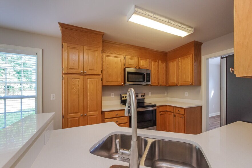 Building Photo - 1052 Enderbury Dr