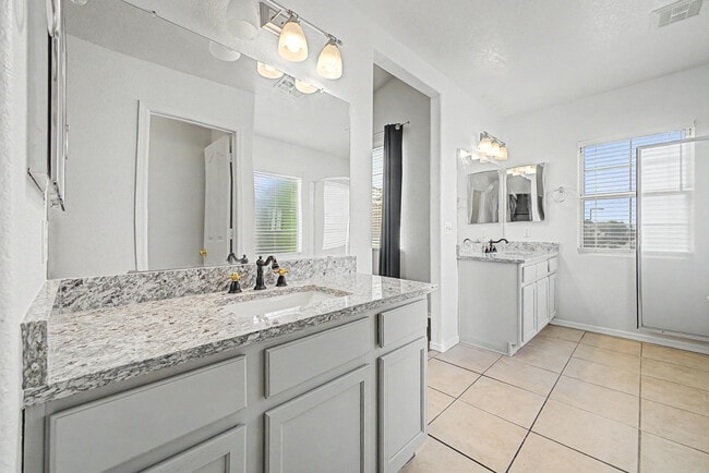 Building Photo - 1295 S Honeysuckle Ln